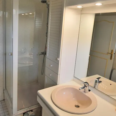 Tres Belle 4 Facades Dans Quartier Et Arbore - 5 Kms De Villa